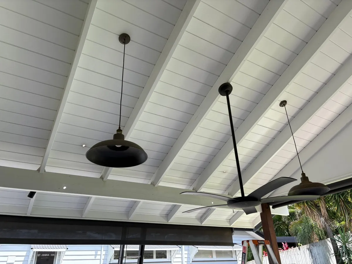 White raked patio ceiling with no skylights